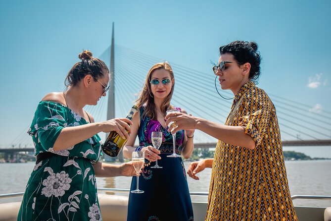 2 hours / Sightseeing Boat cruise Drinks Included - Ada Bridge: the modern skyline moment